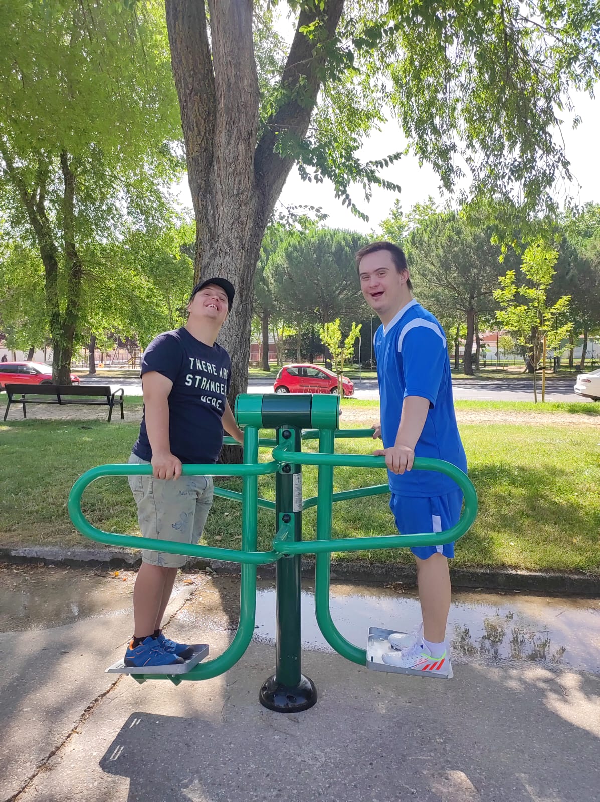 Personas con discapacidad disfrutando en un parque