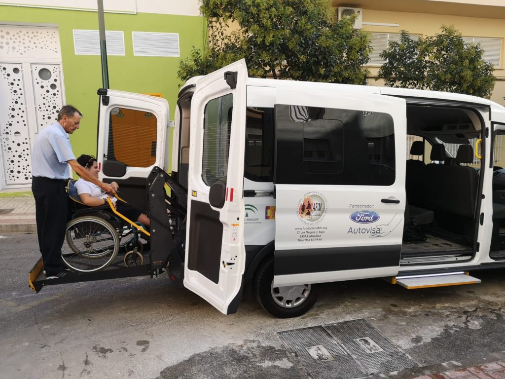 Persona en silla de ruedas accediendo a un vehículo