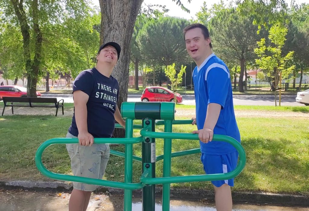 Personas con discapacidad disfrutando en un parque